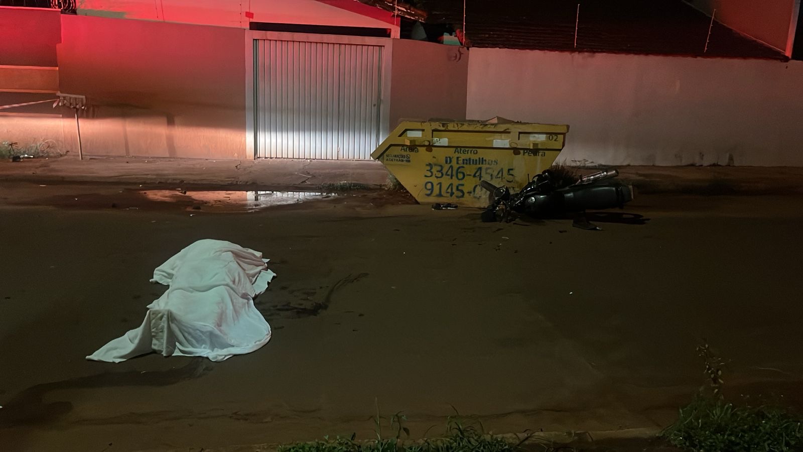 Motociclista morre ao bater em caçamba no bairro Parati