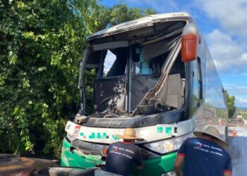 Cinco ficam feridos em colisão entre ônibus e caminhão na BR-262, em Aquidauana