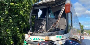 Cinco ficam feridos em colisão entre ônibus e caminhão na BR-262, em Aquidauana