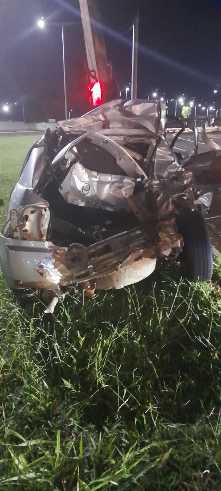 Vídeo: caminhão de coleta bate violentamente em carro na Duque de Caxias