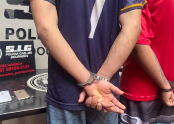 Vídeo: dupla é presa após espancar adolescentes para roubar celulares