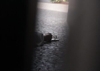 Vídeo: caminhoneiro é encontrado morto em motel; vídeo mostra ele lutando com travesti  