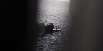 Vídeo: caminhoneiro é encontrado morto em motel; vídeo mostra ele lutando com travesti  