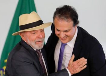 Vídeo: Governo Lula pagará bolsa de R$ 2.100 para professores da rede pública
