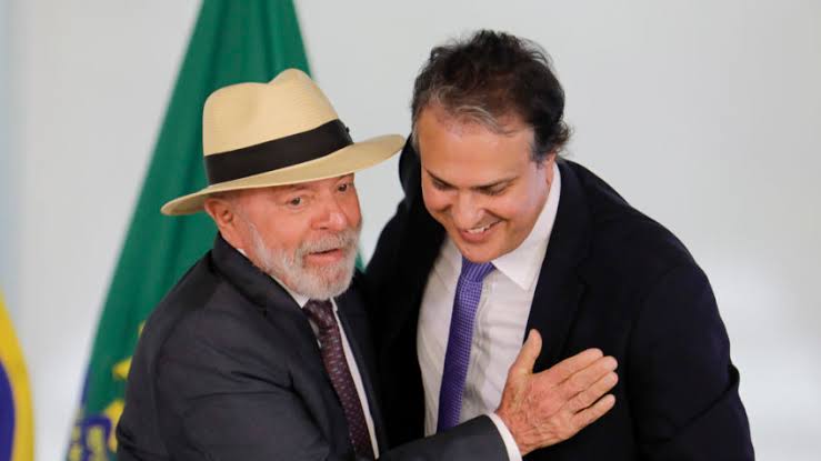 Vídeo: Governo Lula pagará bolsa de R$ 2.100 para professores da rede pública