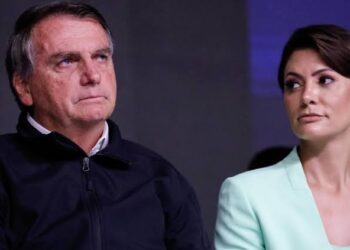 “Meu marido está sendo perseguido”: Michelle diz que Bolsonaro é “enviado de Deus” ao embarcar para EUA; vídeo