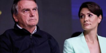 “Meu marido está sendo perseguido”: Michelle diz que Bolsonaro é “enviado de Deus” ao embarcar para EUA; vídeo