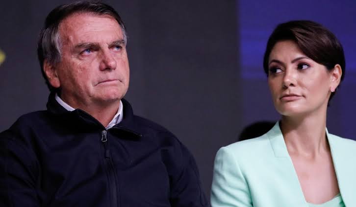 “Meu marido está sendo perseguido”: Michelle diz que Bolsonaro é “enviado de Deus” ao embarcar para EUA; vídeo
