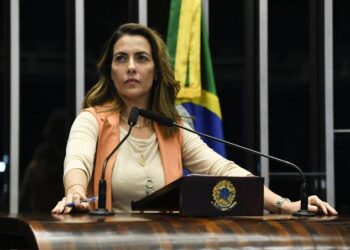 Chamada de “desgraça”, Soraya ironiza Bolsonaro e diz que teve coragem de “desmascarar o mito”