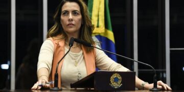 Chamada de “desgraça”, Soraya ironiza Bolsonaro e diz que teve coragem de “desmascarar o mito”
