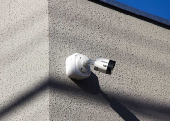 Homem é preso após furtar celulares e TV em empresa; compradora de itens roubados também foi detida