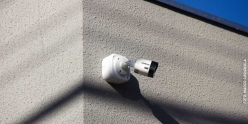 Homem é preso após furtar celulares e TV em empresa; compradora de itens roubados também foi detida