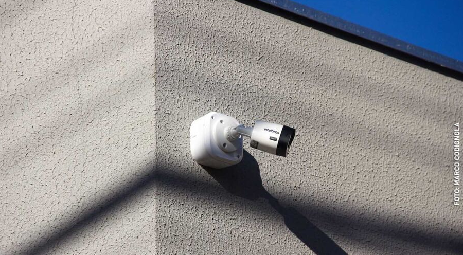 Homem é preso após furtar celulares e TV em empresa; compradora de itens roubados também foi detida