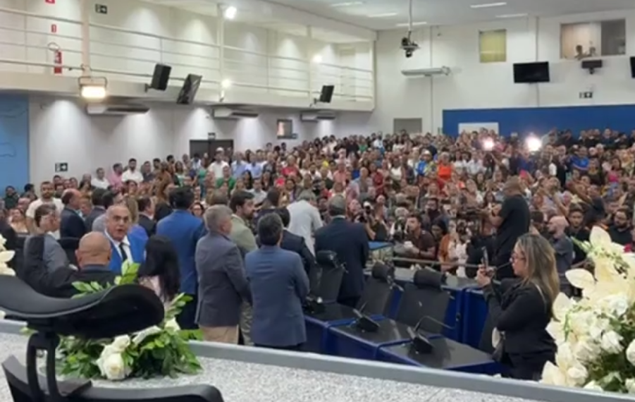 Vídeo: Novos secretários assumem cargos na Prefeitura durante solenidade na Câmara