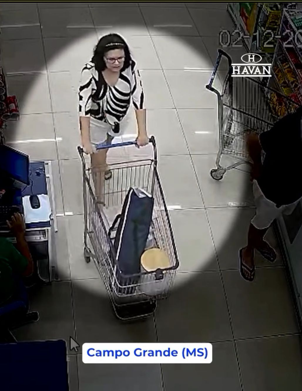 Video: Amostradinha de Campo Grande ganha ‘exposed’ furtando Velho da Havan 