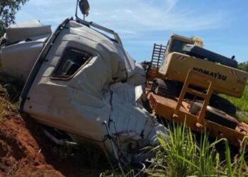 Caminhoneiro fica ferido após pneu estourar na MS-040