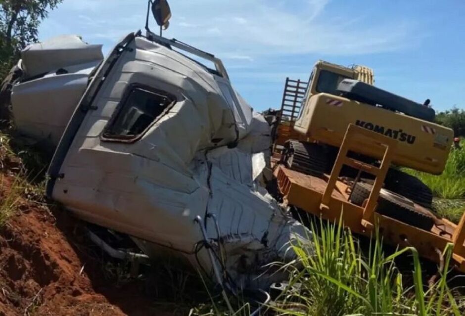 Caminhoneiro fica ferido após pneu estourar na MS-040