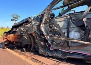 Carro tem porta e roda arrancadas em colisão com caminhão na BR-376