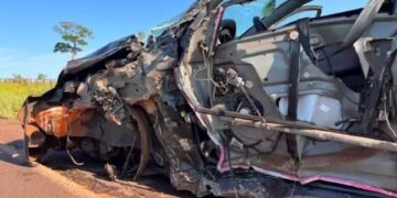 Carro tem porta e roda arrancadas em colisão com caminhão na BR-376