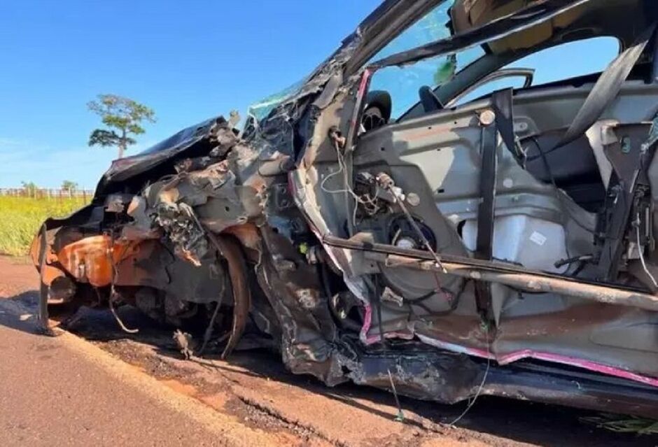 Carro tem porta e roda arrancadas em colisão com caminhão na BR-376