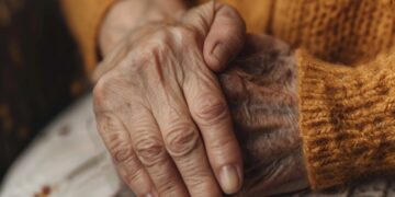 Com luzes acesas e portas trancadas, idosa é resgatada sozinha e sem comida em Campo Grande