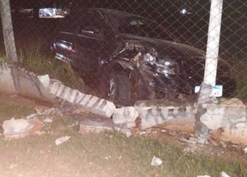 Motorista perde controle de veículo e colide em alambrado em Nova Andradina