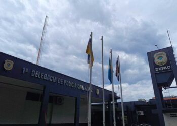 Casa é arrombada em plena tarde e criminosos levam R$ 12 mil em bens Casa é arrombada em plena tarde e criminosos levam R$ 12 mil em bens