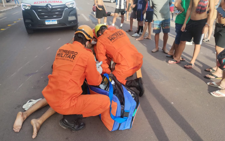 Colisão entre caminhão e motocicleta deixa dois feridos em Corumbá