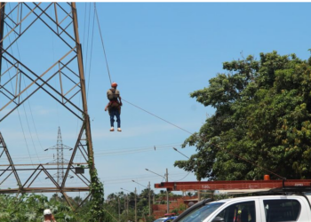 Corpo de Bombeiros resgatam homem que subiu em torre de energia no Jardim Aquarius