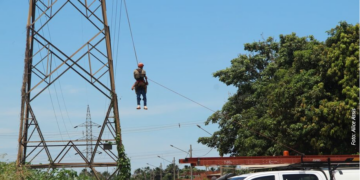 Corpo de Bombeiros resgatam homem que subiu em torre de energia no Jardim Aquarius