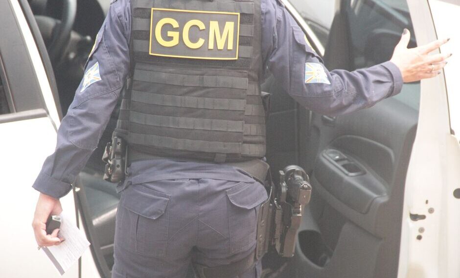 Casal em moto é atropelado por motorista embriagado que foge do local