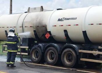 Caminhão-tanque carregado de etanol escapa de incêndio na MS-306