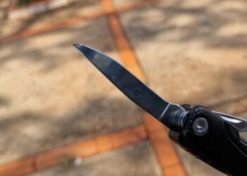 Travesti invade casa do ex e o esfaqueia em Campo Grande