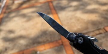 Travesti invade casa do ex e o esfaqueia em Campo Grande