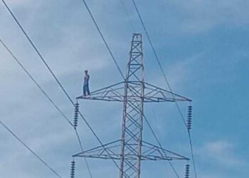 Homem sobe em torre de energia e mobiliza equipes de socorro no bairro Aquarius