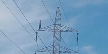 Homem sobe em torre de energia e mobiliza equipes de socorro no bairro Aquarius