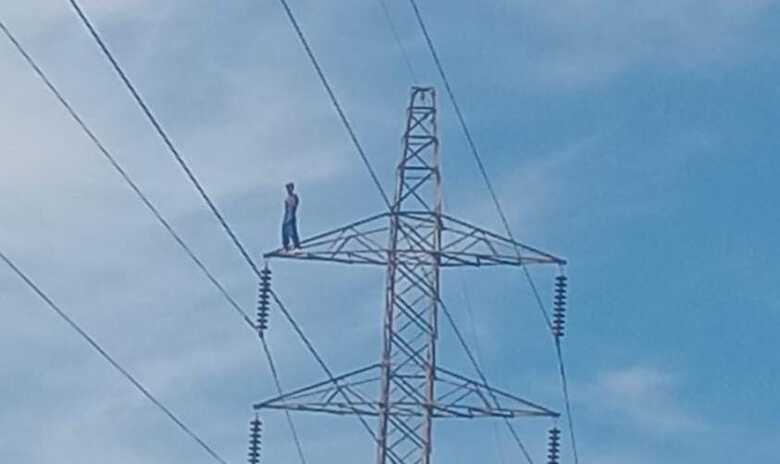 Homem sobe em torre de energia e mobiliza equipes de socorro no bairro Aquarius