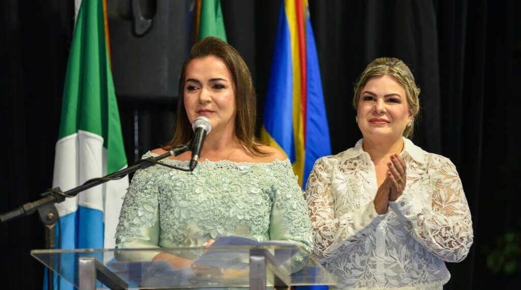 Adriane toma posse e diz que vai anunciar secretariado “gradualmente”