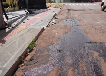 Condutor em alta velocidade bate carro em portão e é arremessado para fora do veículo