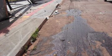 Condutor em alta velocidade bate carro em portão e é arremessado para fora do veículo