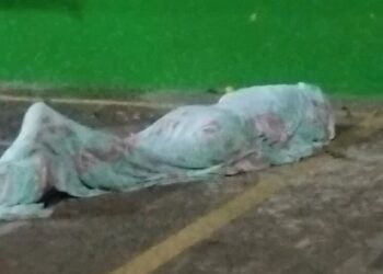 Homem assusta moradores ao adormecer embriagado na frente de mercado