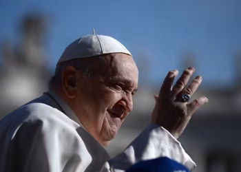 Papa Francisco sofreu dois episódios de insuficiência respiratória aguda, informa Vaticano