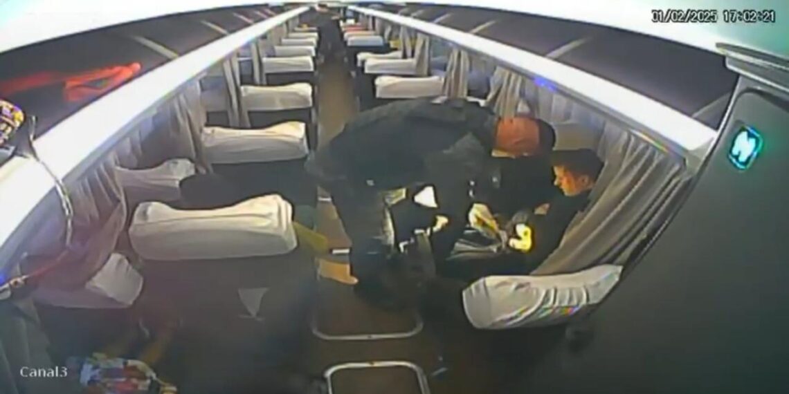 Vídeo: ao ser abordado pela polícia, passageiro comete suicídio em ônibus de viagem