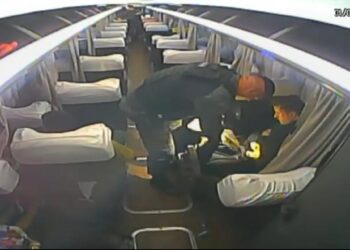 Vídeo: ao ser abordado pela polícia, passageiro comete suicídio em ônibus de viagem
