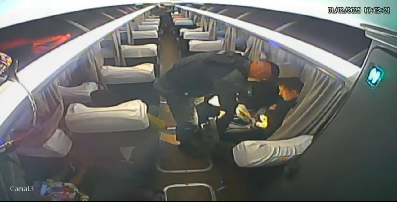 Vídeo: ao ser abordado pela polícia, passageiro comete suicídio em ônibus de viagem