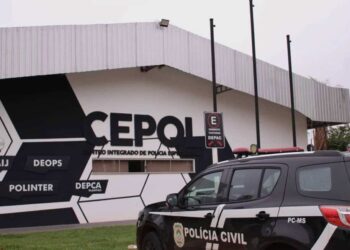 Jovem é agredida por amigo de ex e denúncia leva à prisão de suspeito de tráfico de drogas