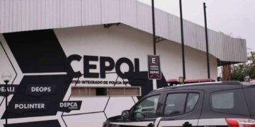 Jovem é agredida por amigo de ex e denúncia leva à prisão de suspeito de tráfico de drogas