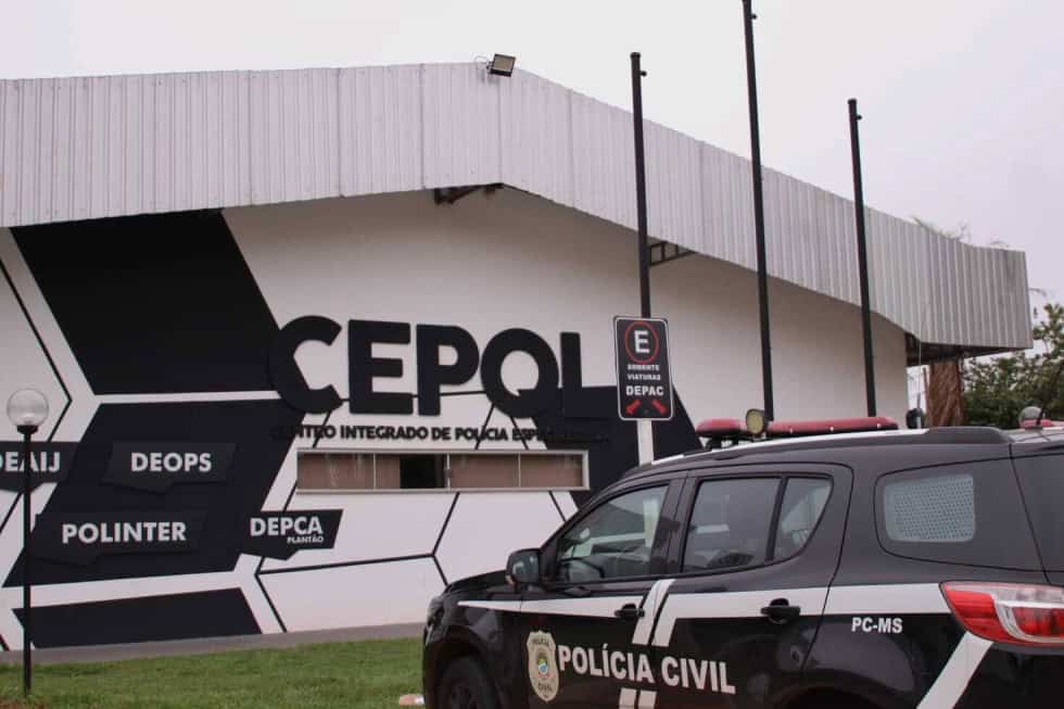 Jovem é agredida por amigo de ex e denúncia leva à prisão de suspeito de tráfico de drogas