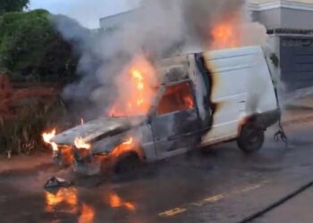 Carro é destruído por incêndio após pane elétrica em Três Lagoas