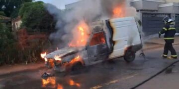 Carro é destruído por incêndio após pane elétrica em Três Lagoas